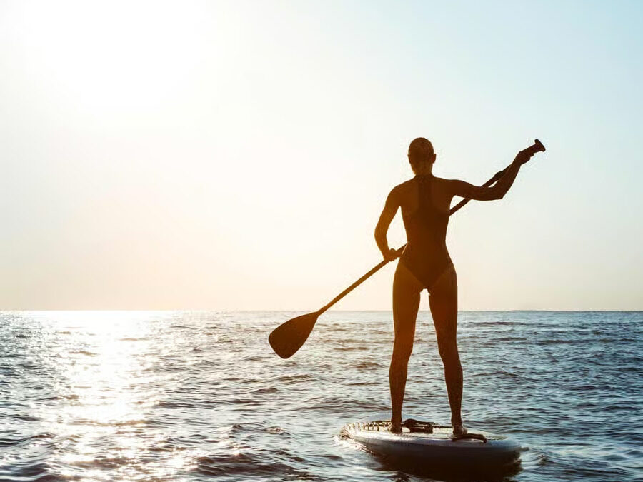 GAUDEIX DEL PADDLE SURF A CADAQUÉS